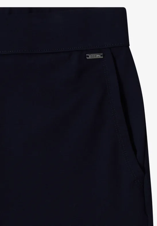 Gros plan d'un pantalon bleu marine avec poche latérale et ceinture fine.