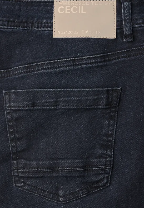 Nahaufnahme einer dunkelblauen Jeans mit Gesäßtasche und Markenlabel 'Cecil'.