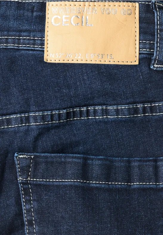 Dunkelblaue Jeansrückseite mit Lederschild 'CECIL' und sichtbarem Gesäßtaschen-Detail.