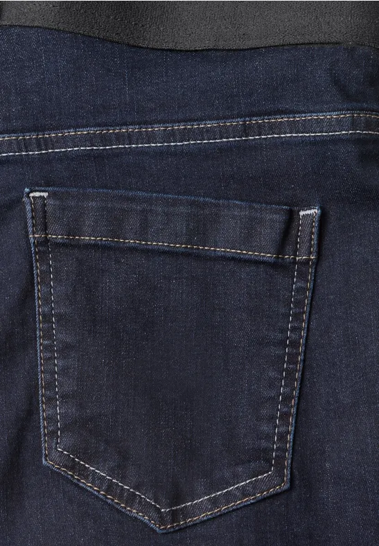 Detailaufnahme einer dunkelblauen Jeans mit hochwertiger Gesäßtasche.