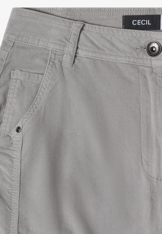 Graue Hose mit Vordertasche, Metallknopf und Label 'CECIL' am Bund