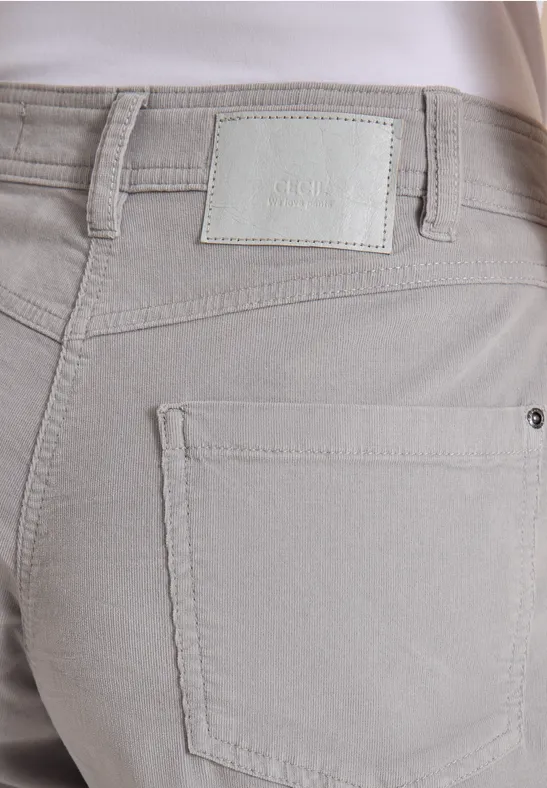 Detailaufnahme von beiger Hosenrückseite mit Gesäßtasche und weißem Label am Bund.