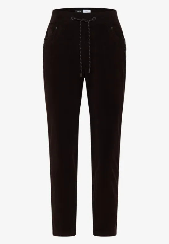 Schwarze, gerade geschnittene Hose mit Tunnelzugbund und seitlichen Taschen.