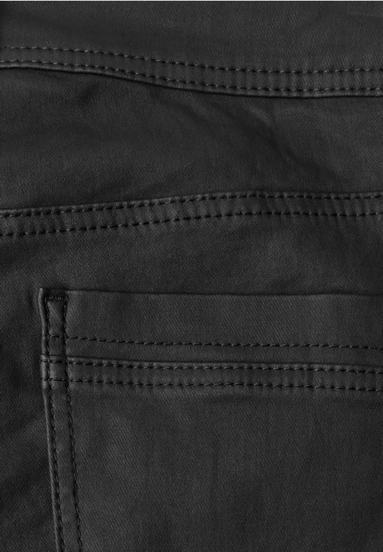 Schwarzer Stoff mit horizontalen Ziernähten und einer Tasche