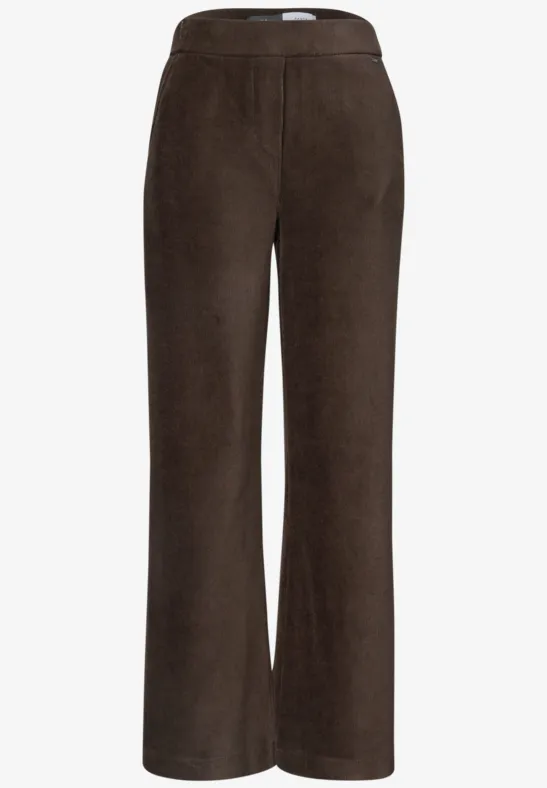 Dunkelbraune, gerade geschnittene Hose mit weitem Bein aus weichem Veloursstoff.