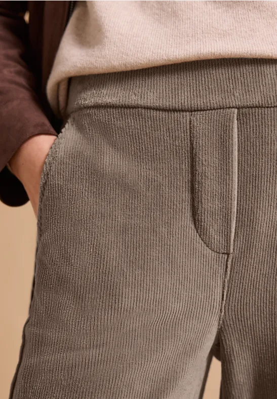 Pantalon en velours côtelé beige avec détail de couture et poche latérale