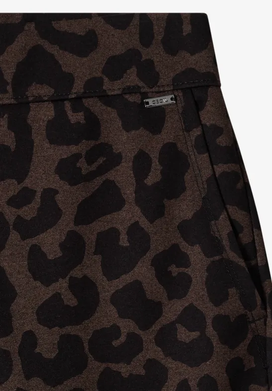 Braune Hose mit schwarzem Leopardenmuster und seitlicher Tasche, eleganter Animal-Print-Stoff.