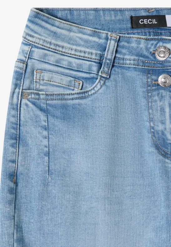 Lichtblauwe jeansmini met hoge taille, twee zilverkleurige knopen en opgestikte zakken, merk CECIL.