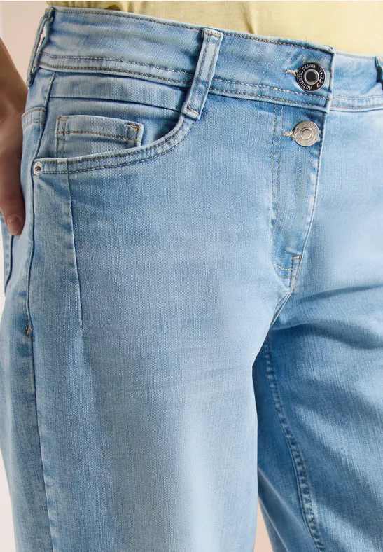 Lichtblauwe spijkerbroek met knoopsluiting, subtiele wassing en moderne pasvorm.