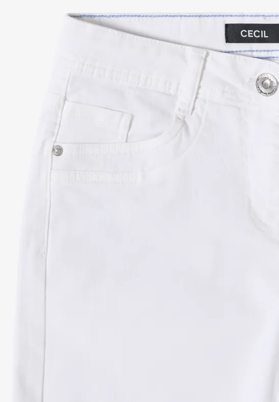 Gros plan d’un jean blanc avec poche avant, petite poche et bouton argenté.
