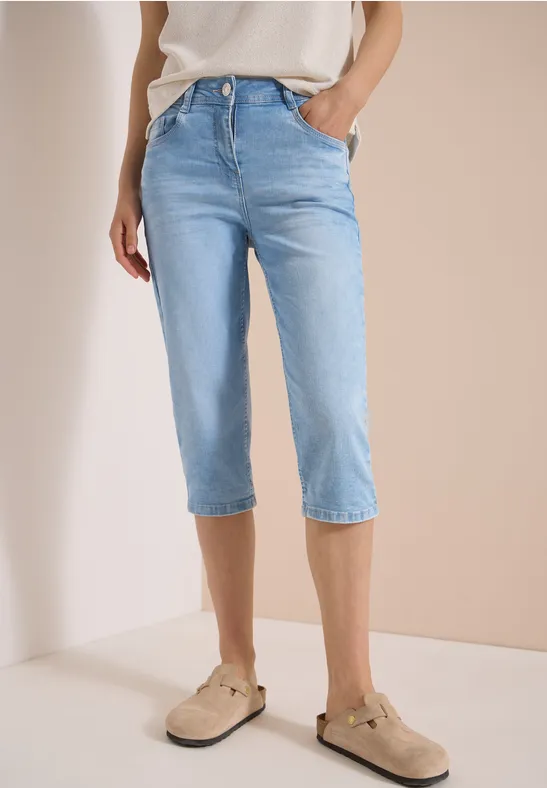 Helle, knöchellange Five-Pocket-Jeans im Capri-Stil mit geradem Schnitt, dazu beige Loafers.