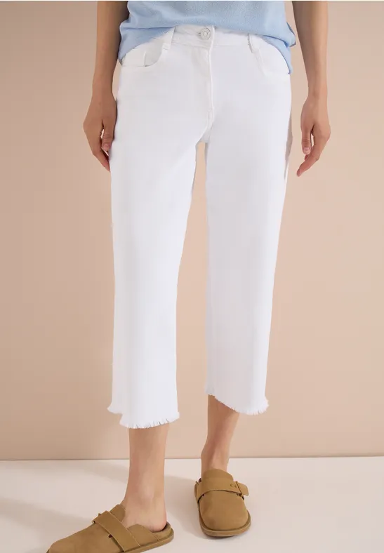 Weiße Jeans mit Fransen-Saum, knöchelkurz und gerade geschnitten.