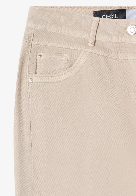 Jean femme beige à passants de ceinture avec étiquette de marque à la taille.