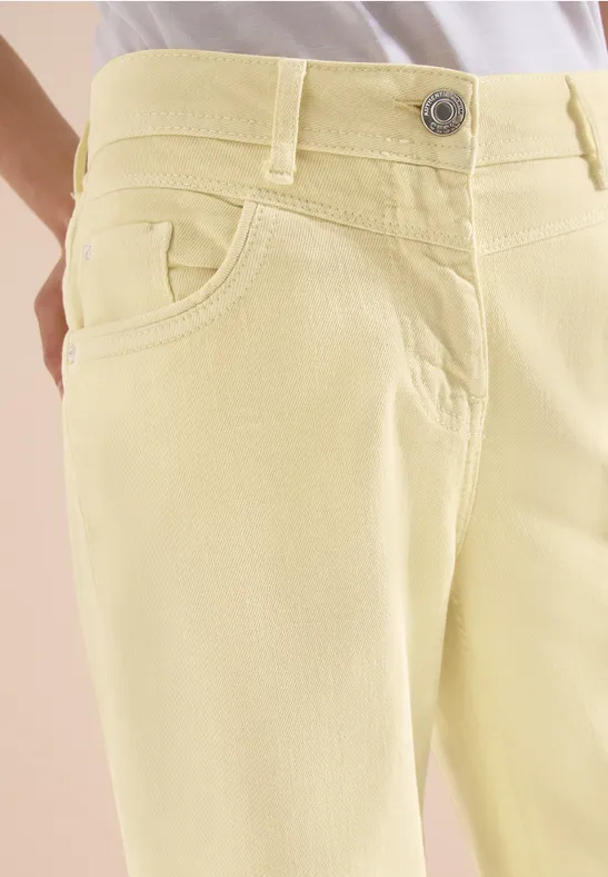 Gelbe Damenhose aus Baumwolle mit Knopfverschluss und Gesäßtaschen