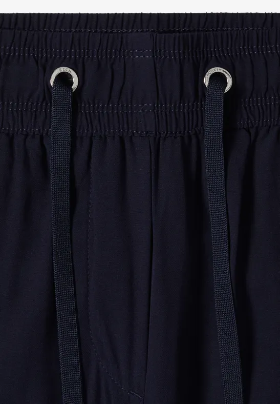 Dunkelblaue Stoffhose mit elastischem Bund und Kordelzug mit Metallösen.