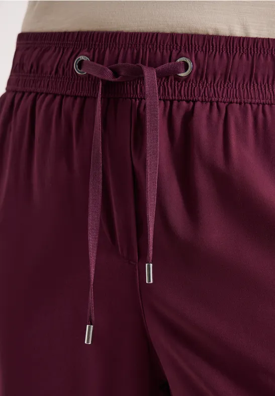Bordeauxrote Hose mit elastischem Bund und Kordelzug.