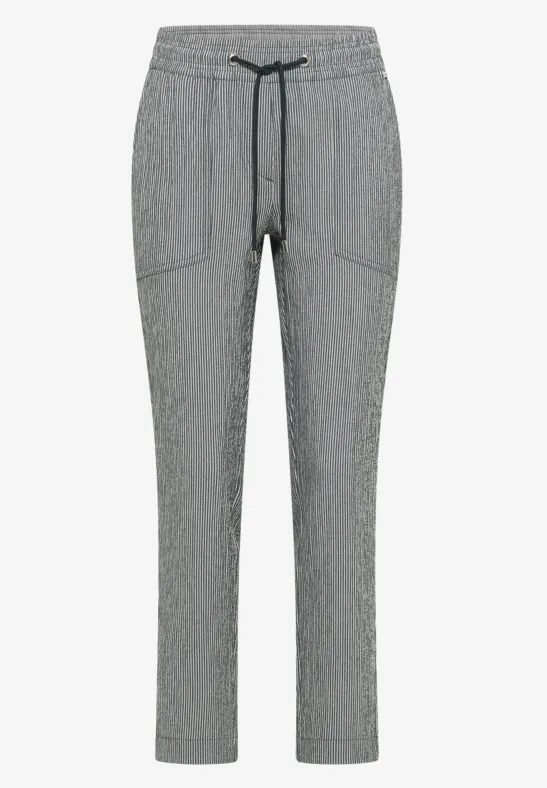 Grijze, smalvallende broek met fijne verticale strepen en een taillekoord.