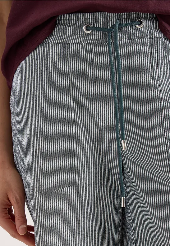 Hose mit schmalen blauen und weißen Streifen, seitlichem Spitzenbesatz und Tunnelzug an der Taille.