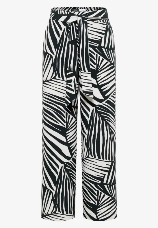 Schwarz-weiße, weit geschnittene Hose mit Blattmuster und passendem Gürtel.