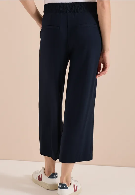 Damenhose in weitem Culotte-Stil in Dunkelblau, mit Gummibund und dezenten Gesäßtaschen.