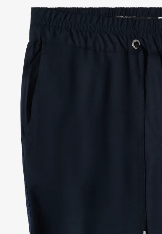 Dunkelblaue Jogginghose mit elastischem Bund und seitlichen Eingrifftaschen.