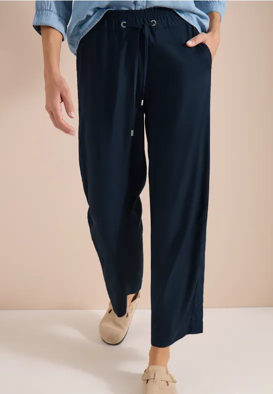 Navyblaue, locker sitzende Damenhose mit weitem Bein und Tunnelzugbund.