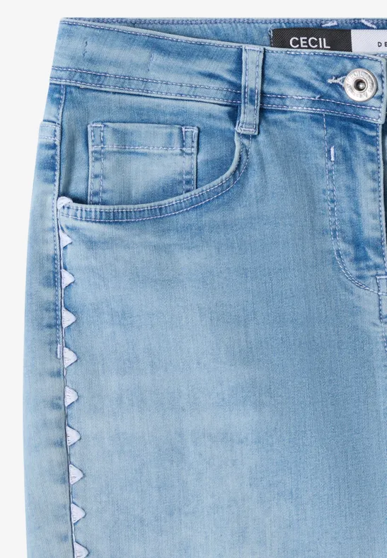 Hellblaue Denim-Jeans mit seitlichen Dreieck-Applikationen und Cecil-Label am Bund, vordere Ansicht.