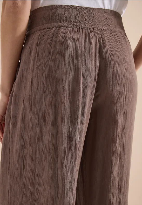 Braune, hoch taillierte, weite Hose aus leichtem, strukturiertem Stoff.