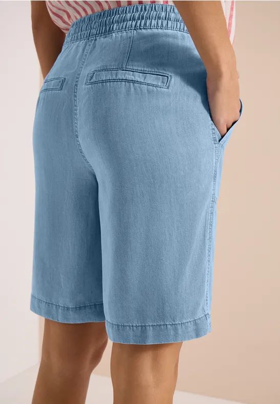 Leichte, hellblaue Bermuda-Shorts mit elastischem Bund, seitlichen Taschen und seitlichem Saumschlitz.