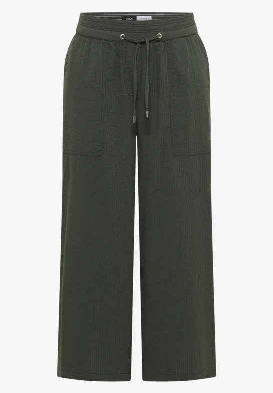 Olivgrüne, weite Hose mit Kordelzugbund und aufgesetzten Taschen