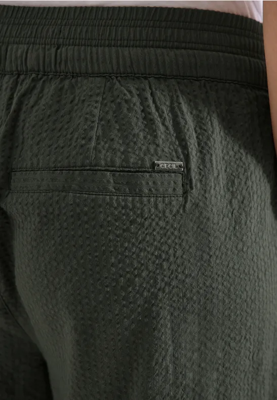 Schwarze, strukturierte Stoffshorts mit elastischem Bund und Gesäßtasche.
