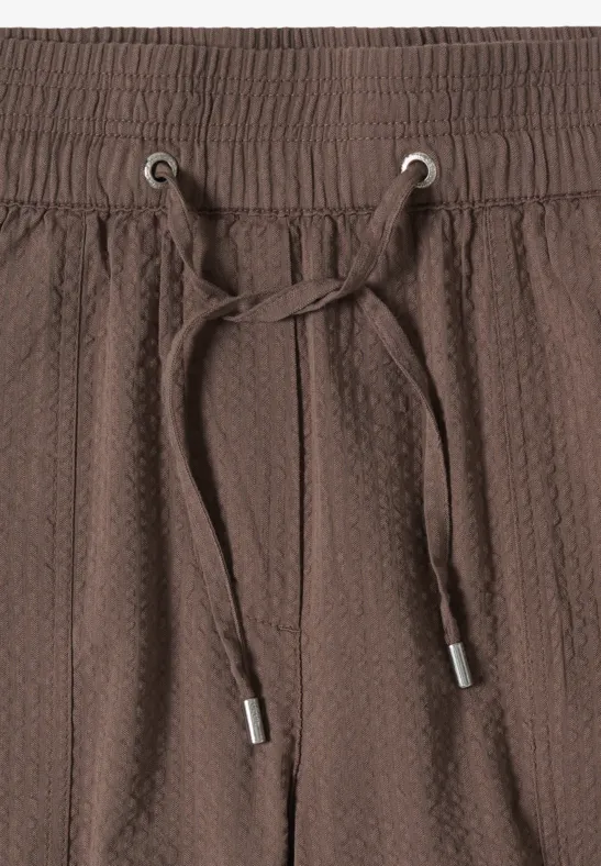Braune, strukturierte Shorts mit elastischem Bund und Tunnelzug