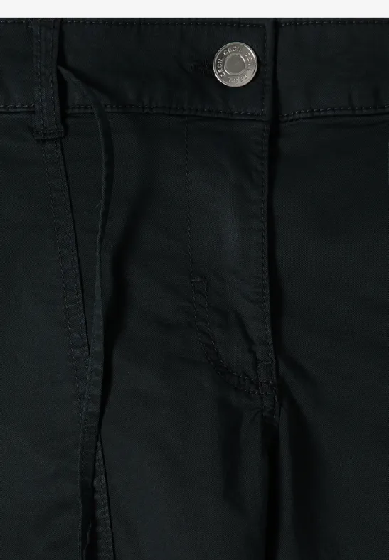 Ansicht einer schwarzen Hose mit sichtbarem Reißverschluss und silbernem Knopf