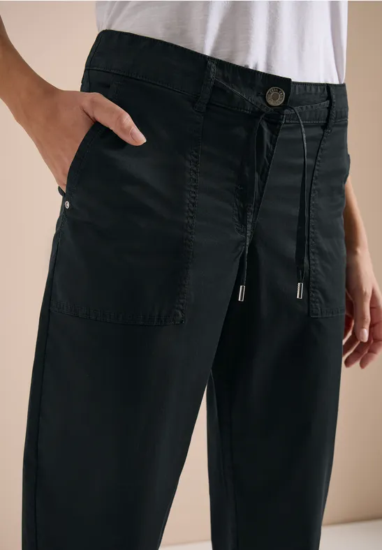 Schwarze, lässige Hose mit elastischem Bund, Tunnelzug und großen Taschen.