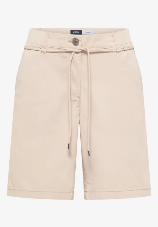 Lichtbeige bermudashorts met tunnelkoord, riemlussen en steekzakken aan de zijkant.