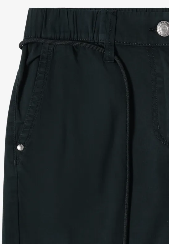 Schwarze Hose mit elastischem Bund, Kordelzug und seitlicher Tasche.