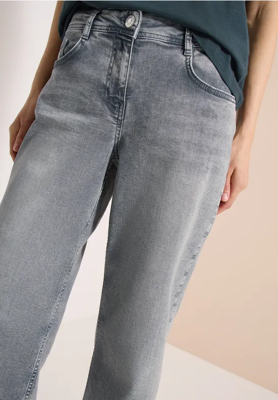 Graue Straight-Leg-Jeans mit hohem Bund, kombiniert mit dunklem Top.
