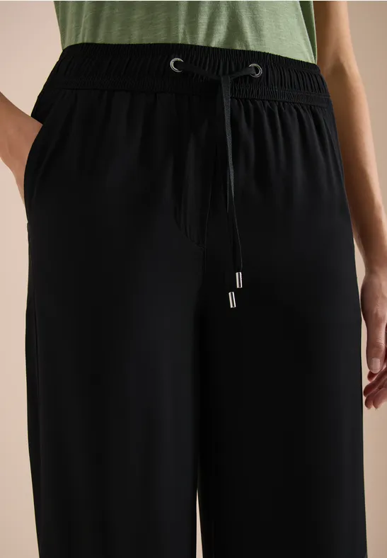 Zwarte, wijde broek met elastische taille en trekkoord, casual stijl.