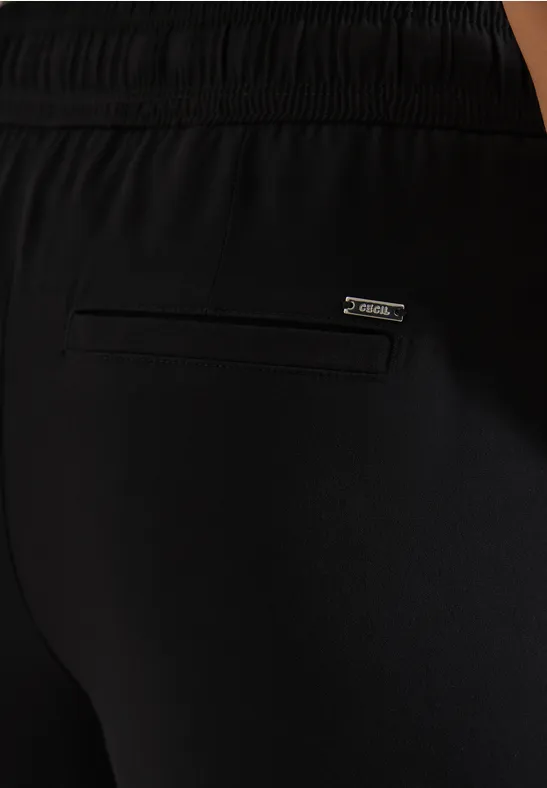 Zwarte sportbroek met achterzak met rits en merklabel.