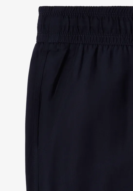 Schwarze Hose mit elastischem Bund und Seitentasche.