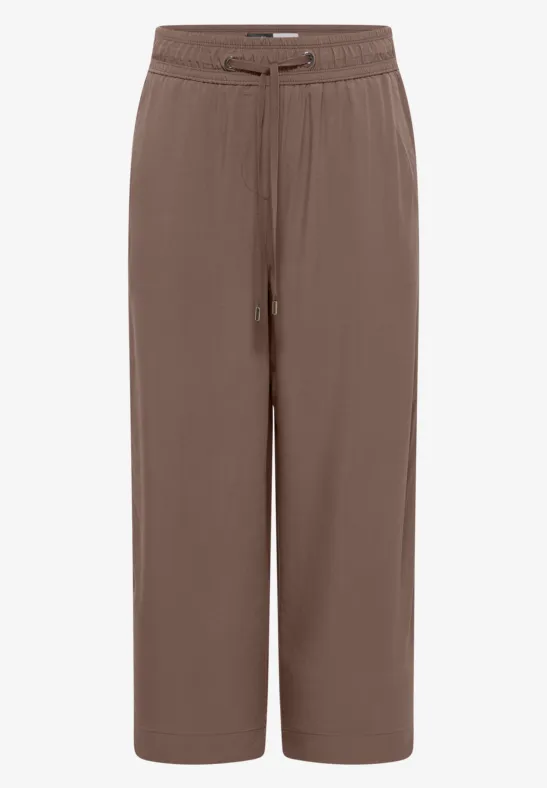 Bruine, wijdvallende broek tot op de enkel met elastische taille en koord.