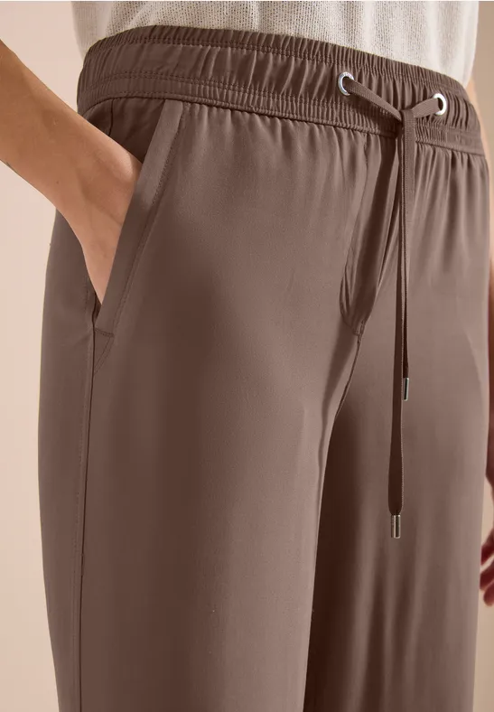 Lichtbruine comfortabele jogbroek met elastische taille, trekkoord en zijzakken.
