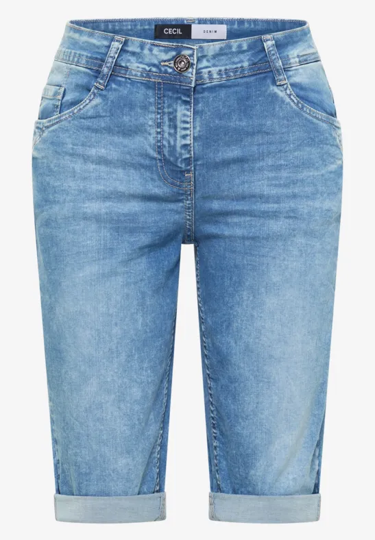 Lichtblauwe denim bermuda met opgerolde pijpen en 5-pocket design.