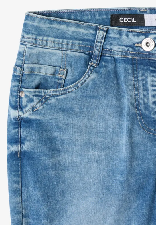 Close-up van een lichtblauwe jeans met voorzak, riemlussen, knoop en label 'CECIL'.