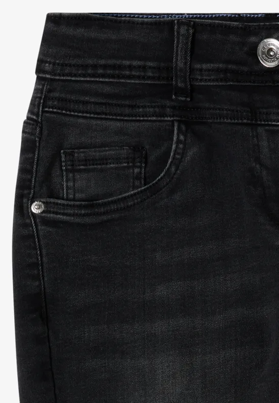 Schwarze Jeans-Nahaufnahme mit Fronttasche, Gürtelschlaufen und silbernem Knopf.