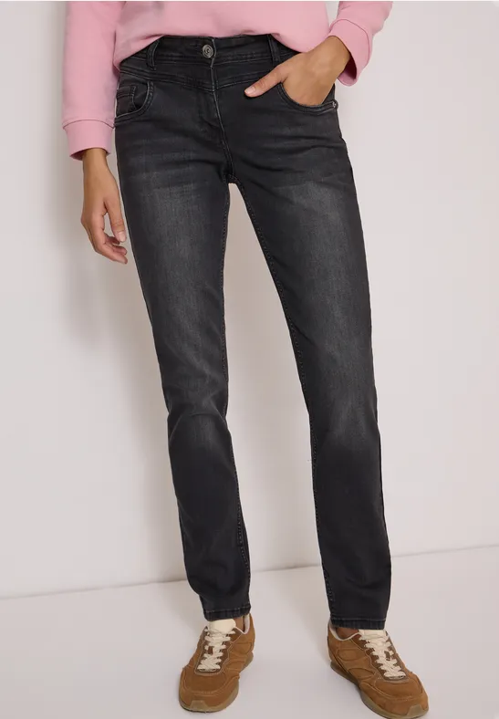 Dunkelgraue Straight-Leg-Jeans mit hoher Taille, kombiniert mit rosa Sweatshirt und braunen Sneakern.