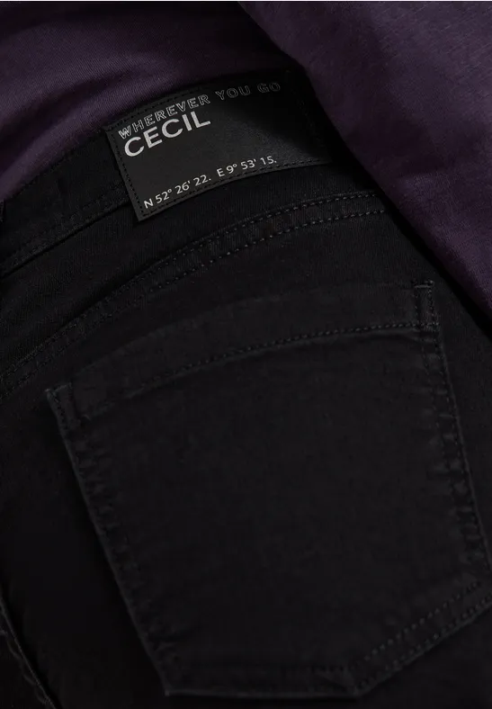 Jean noir CECIL avec étiquette à l’intérieur de la ceinture sur fond violet foncé.