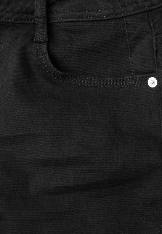 Schwarze Jeanshose: Nahaufnahme der Hosentasche, Gürtelschlaufe und Niete.