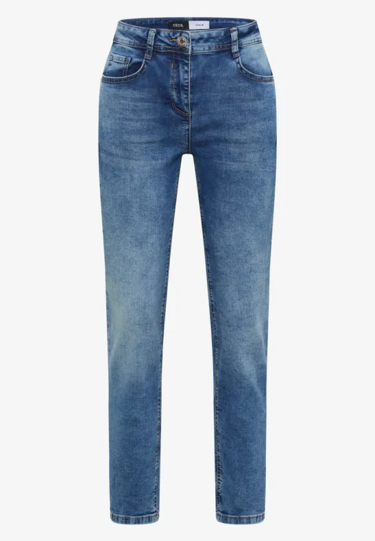 Ein Paar klassische, taillierte blaue Jeans mit schmalem Bein und leichtem Used-Look.