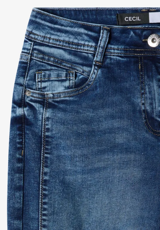 Gros plan sur une jupe en jean bleu avec poche et étiquette CECIL.